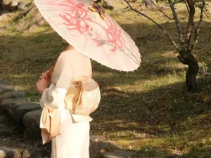 和傘をもった訪問着の女性