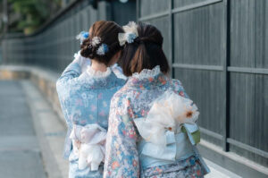 祇園四条で着物レンタルする女性達