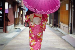 小道を歩く着物女性
