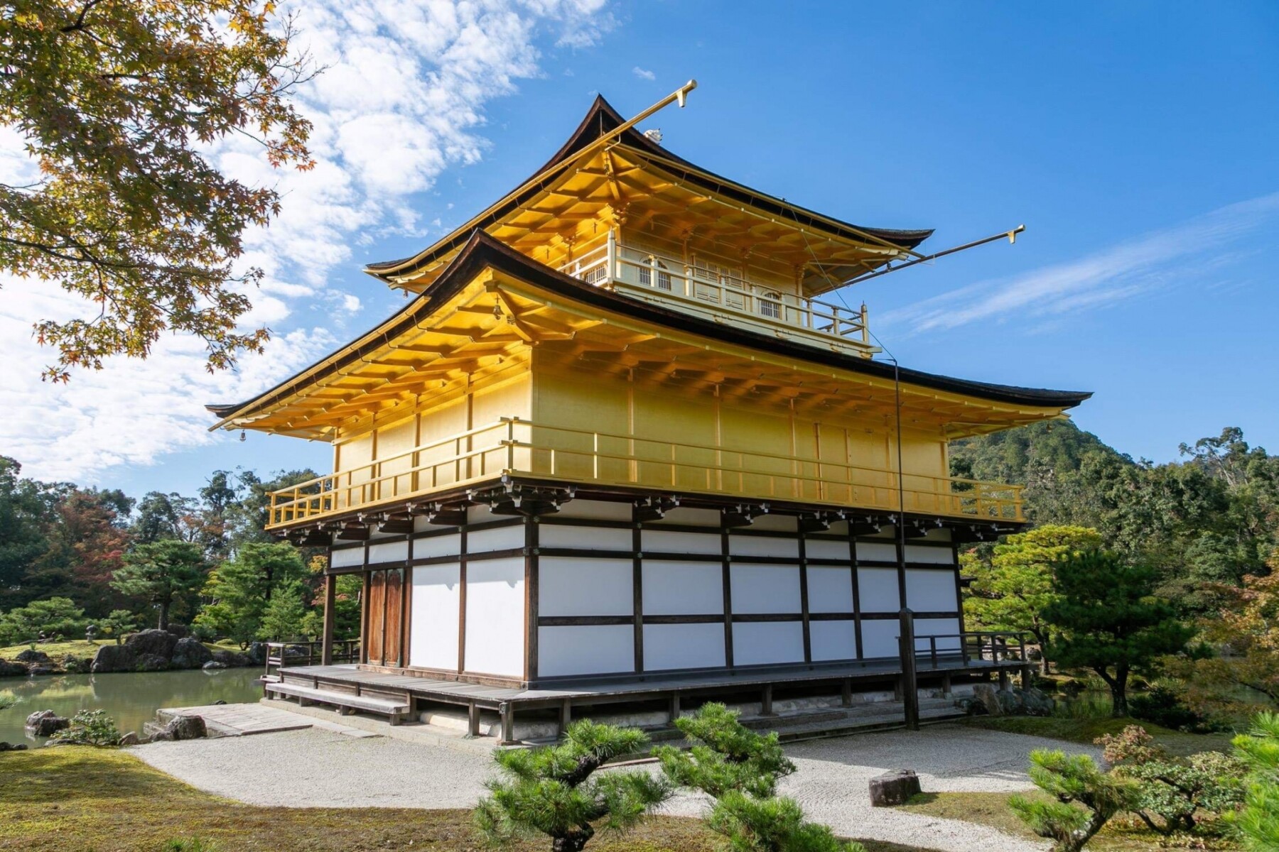 金閣寺と鏡湖池