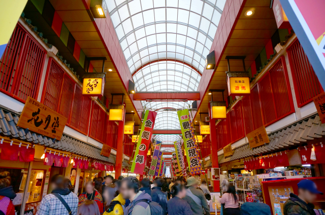 Asakusa Nishisando shopping street for sightseeing while wearing kimono