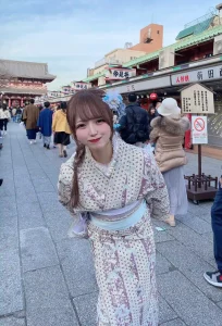 浅草仲見世前で記念撮影する着物女性