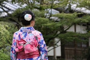 着物女性の後姿