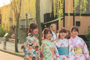 グループで着物散策する女性達