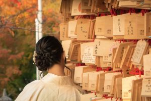 着物女性の後ろ姿