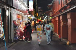 浅草仲見世商店街の脇を歩く着物女性達