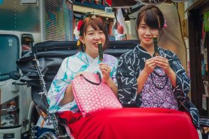 人力車に乗る着物女性