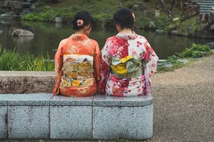ベンチに座る着物女性
