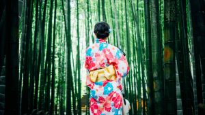 竹林と着物を着た女性