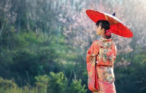 和傘をもつ着物女性