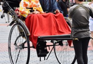 人力車とカップル