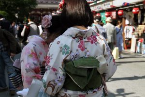 着物で浅草散策する女性