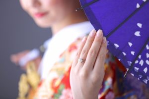 番傘をさす着物女性