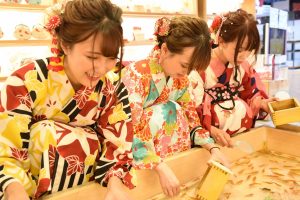 浅草金魚と浴衣女性達
