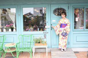 着物女性とカフェ