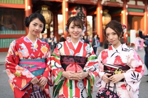 浅草寺前の着物女性