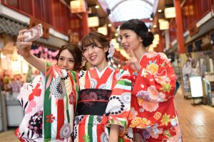 着物の女性グループ