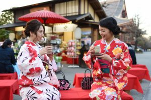 抹茶を飲む着物女性