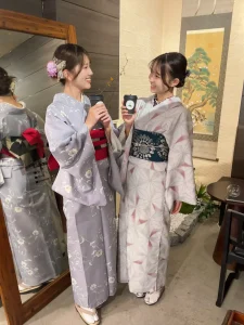 談笑する着物の女性達