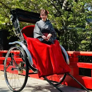 人力車に乗る着物女性