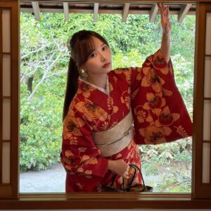 赤い着物とポニーテールの女性