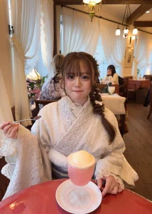 着物レンタルした女性がカフェで休憩する姿