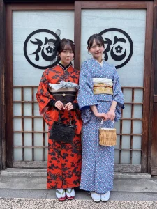 レトロなアンティーク着物の二人組