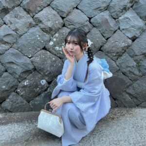 浴衣の着付けはどうするか、考えている女性