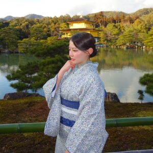 金閣寺で着物レンタルする女性