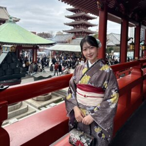 東京で着物レンタルをする女性