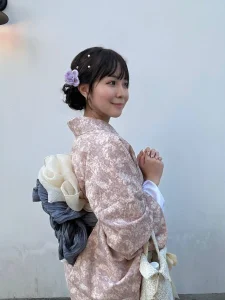 シンプルな定番着物をレンタルした女性モデル