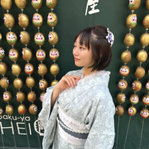 浅草インスタ映えスポットで流行の着物を着て撮影