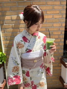 浴衣で浅草散策する女性モデル