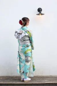 水色の振袖をレンタルした女性