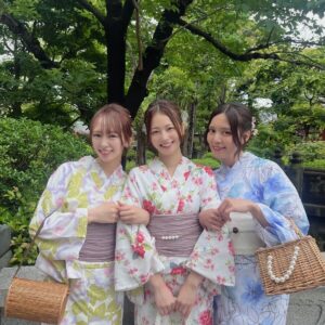 団体で花火大会に参加するかわいい女性