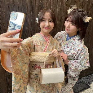 写真撮影する着物の女性達