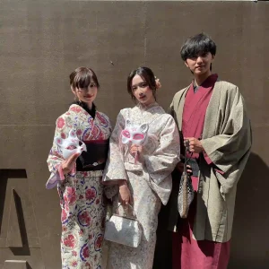 女性と男性のグループで浅草の着物レンタル