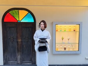 背景に合わせて着物コーデを考えてきた女性