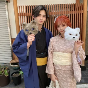 浅草でお面の小物を使ってカップルで着物散策