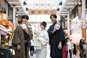浅草でグループでお面をつけて着物散策
