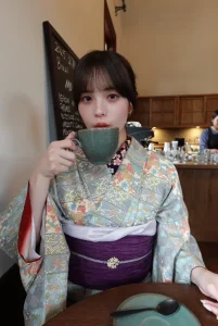 カフェでお茶する着物の女性
