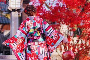 着物女性と紅葉