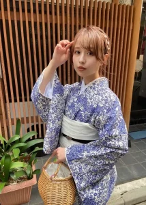 青ベースの着物の女性