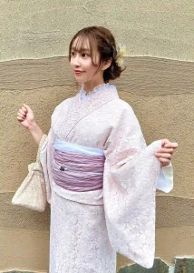 ピンクのレース着物をレンタルした女性モデル