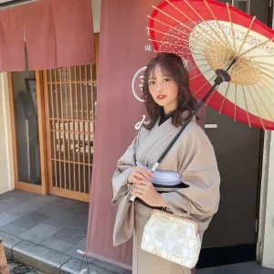 浅草の日差しがきつい日に和傘で遮光
