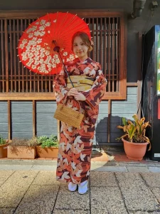 秋色の着物を和傘で合わせる