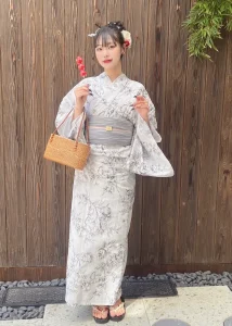 ナチュラル系の夏浴衣をレンタルした女性