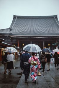 浅草寺でカップル着物散策