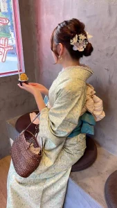 カフェでお茶する着物レンタルした女性