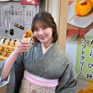 食べ歩きする着物女性